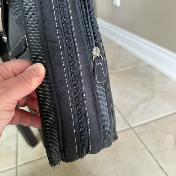 TARGUS Expandable Laptop Bag - Picture 7 of 13